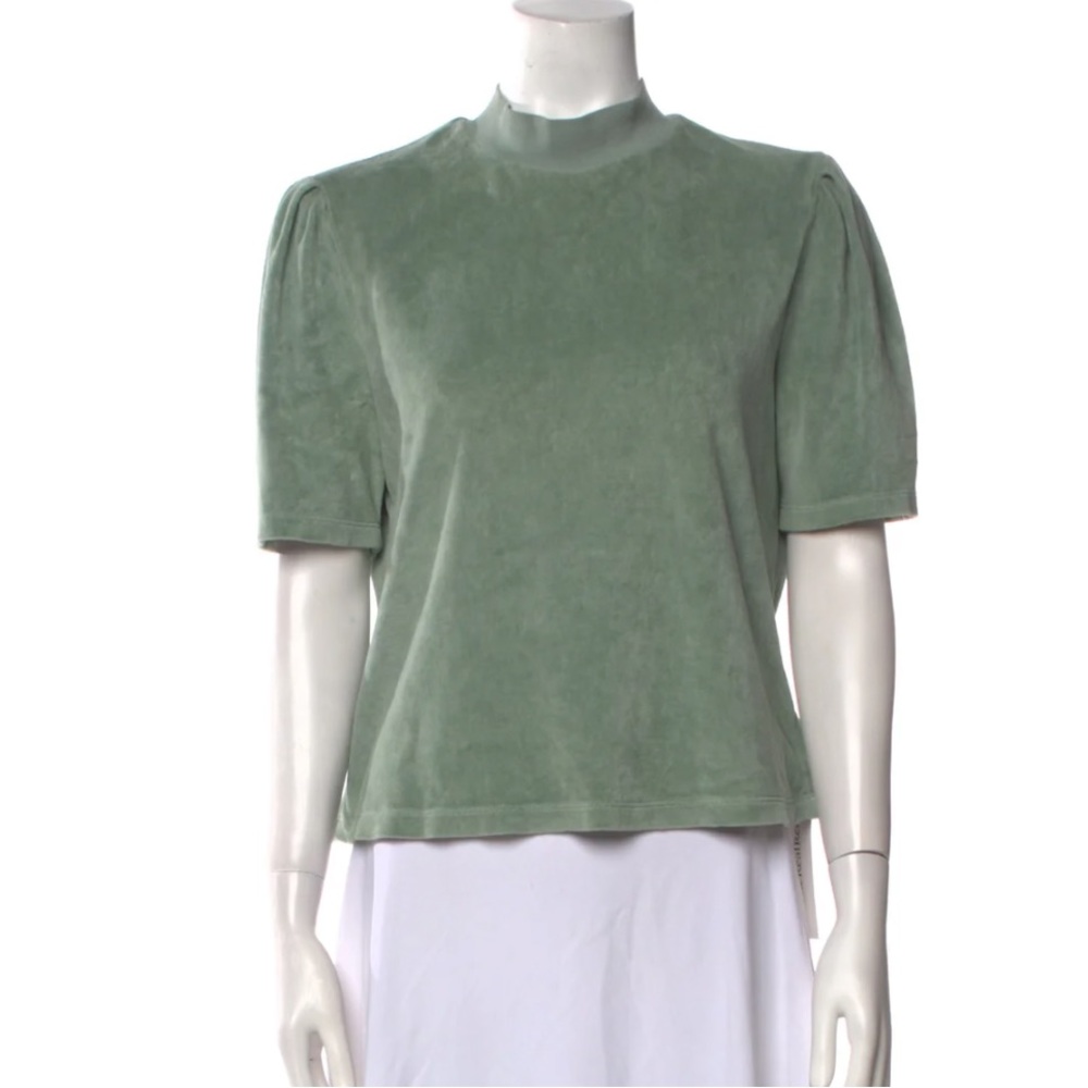 Suzie Kondi
Mock Neck Short Sleeve T-Shirt size S AND SWEATS SIZE XS